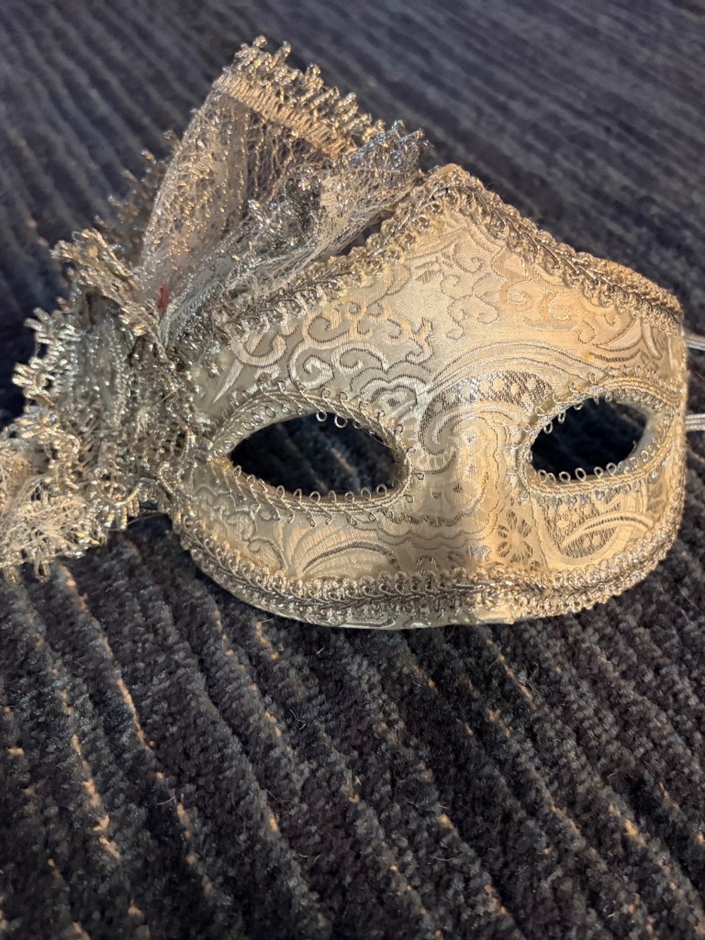 🤍🎭 LUXURY WHITE MASQUERADE MASK — ELEGANT & BEAUTIFULLY DETAILED 🎭🤍